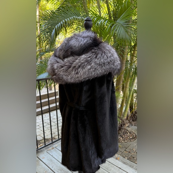 Mink Fur Coat with Silver Fox Hood – Black – Excellent Condition - Picture 7 of 16
